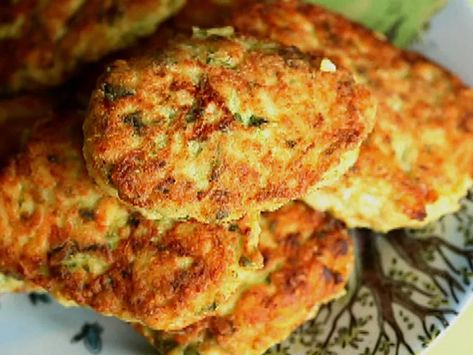 Best Chicken Patties Recipe Cubed Chicken Patties, Chicken Patties With Ground Chicken, Crispy Chicken Patties, Homemade Chicken Patties Recipes, Fried Chicken Patties, Chicken Patty Recipes, Chicken Patty, 5 Ingredient Dinners, Chicken Patties