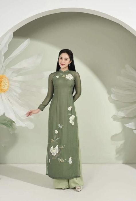 Silk Dress Green, Chinese Long Dress, Vietnamese Traditional Clothing, Wedding Ao Dai, Vietnamese Wedding Dress, Ao Dai Wedding, Vietnamese Ao Dai, Outfit Kondangan, Vietnamese Traditional Dress