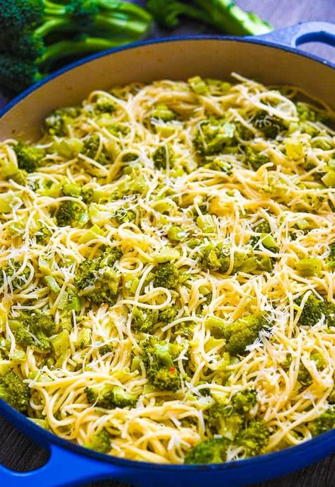 Simple to make and delicious, this Easy Broccoli Pasta makes a great meal any night of the week, and is sure to become a favorite in your house. Broccoli And Noodles, Easy Broccoli Pasta, Broccoli Spaghetti, Broccoli Pasta Recipe, Chicken Broccoli Pasta, Garlic Broccoli, Easy Broccoli, Broccoli Pasta, Quick Dinners