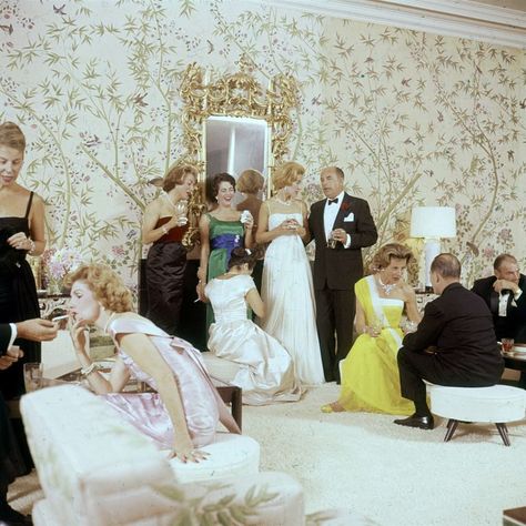 A lot of parties were formal. People dusted off their jewels and dressed up for parties back in the day. From formal black-tie dinners to cocktail soirées, partygoers were dressed to the nines. Betsy Bloomingdale, Seafood Tower, Slim Aarons, White Wine Glasses, Hosting Guests, University Of Southern California, Dressed To The Nines, Guest List, Elegant Party