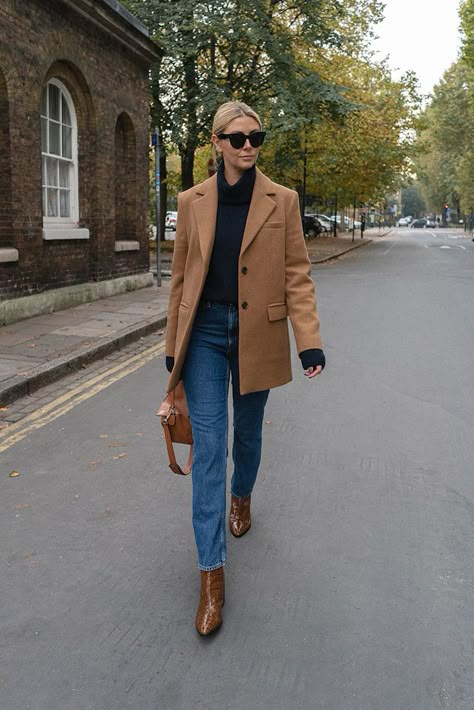 London Winter Fashion, Emma Hill, Pijamas Women, Straight Leg Jeans Outfits, Boots Outfit Ankle, Modern Hippie, Woman Walking, London Outfit, Blazer Outfit