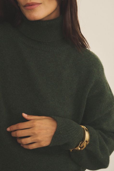 This new loose-fitting piece with puffed sleeves and a turtleneck is a wardrobe essential. Slightly cropped, this sweater goes equally well over a dress or tucked into jeans to show off your subtle waist. Green Pullover Outfit, Dark Green Outfit Aesthetic, Sweater Outfits Aesthetic, Dark Green Fashion, Dark Sweater, Fall Wishlist, Black Grass, Dark Green Sweater, Green Turtleneck Sweater