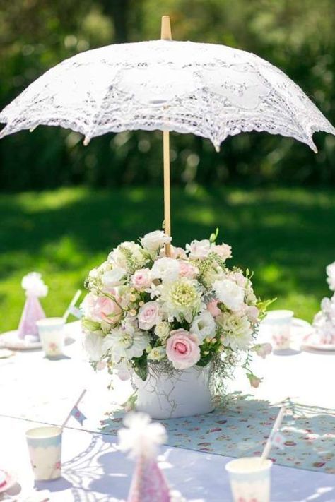 Tea party decor ideas, decorate with fresh florals. Click to see the rest of these elegant tea party ideas in the post! Bridal Cake, Umbrella Decorations, Gubahan Bunga, Tafel Decor, Summer Bridal Showers, Tea Party Decorations, Easter Cake, Tea Party Bridal Shower, Shower Centerpieces