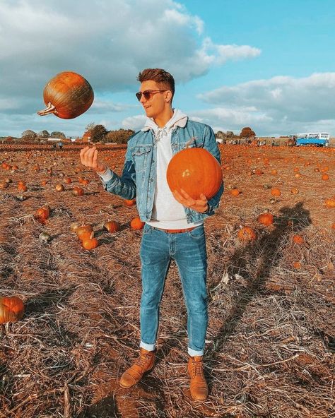 Apple Orchard Outfit Fall Men, Men Pumpkin Patch Outfit, Fall Senior Pictures Guys, Mens Pumpkin Patch Outfit, Pumpkin Patch Outfit Men, Autumn Men Outfit, Autumn Outfits For Men, Outfit Hombres, Thanksgiving Photography