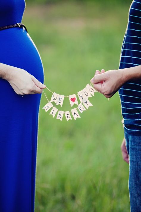 Christmas Decor Ideas Outdoor, Baby Fotografie, Maternity Photoshoot Poses, Maternity Photography Poses, Foto Baby, Foto Tips, Maternity Poses, Christmas Decor Ideas, Amazing Ideas