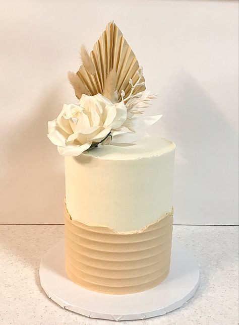 Beige Buttercream Cake, Cheese Themed Cake, Nude Cake Mariage, Beige Cake Birthday, Boho Torte, Beige Birthday Cake, Neutral Birthday Cake, Ruby Wedding Cake, Sugar Free Pastries