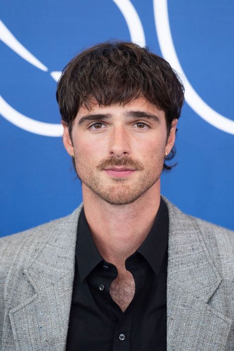 Straight Thick Hair Men, Jacob Elordi Mustache, Jacob Elordi Haircut, Jacob Elordi Mullet, Jacob Elordi Hair, Straight Thick Hair, Mens Haircuts Short Hair, Men Fashion Photoshoot, Mustache Styles