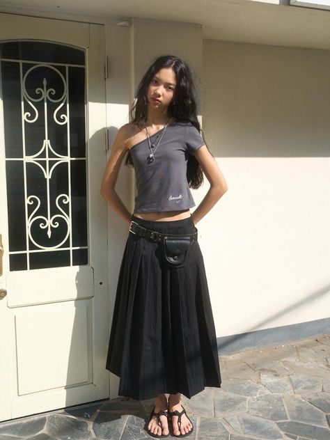 This is a feminine and modern skirt by oursaalty that is made out of high quality and sturdy material. With distinctive mood of the design and comfortable wear, you can style it for your comfortable daily outfit.- Maxi length pleats skirt- Crispy texture of the fabric- Modern and casual mood Pleats Top Outfit, Black Maxi Pleated Skirt Outfit, Cute Belt Outfit, Comfortable Fashion Outfits, Alternative Maxi Skirt Outfit, Casual Long Black Skirt Outfits, Cool Feminine Outfit, Trouser Skirt Outfit, Vietnam Fashion Street