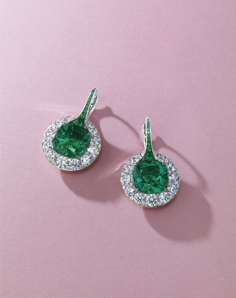 AN EXQUISITE FORMS EMERALD AND DIAMOND EARRINGS Emerald And Diamond Earrings, Beautiful Diamond Earrings, Emerald Diamond Earrings, Exotic Jewelry, Diamond Earrings Design, Jewelry Photoshoot, Wedding Earrings Drop, Contemporary Earrings, Unusual Earrings