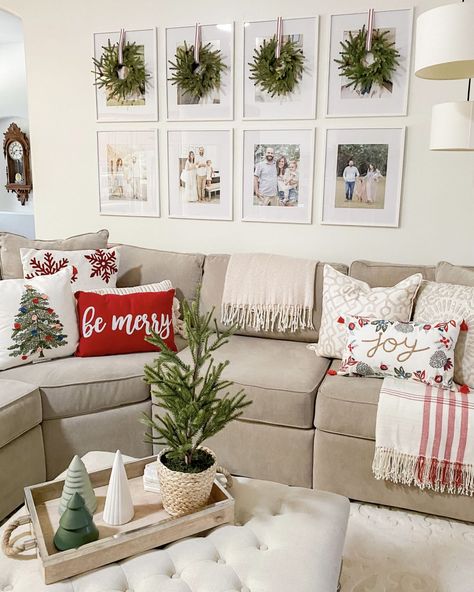 Christmas Couch Decor, Christmas Sofa Decor, Christmas Living Room Ideas, Christmas Sofa, Christmas Living Room Decor, Cozy Christmas Living Room, Cozy Christmas Decor, Christmas Apartment, Christmas Living Room