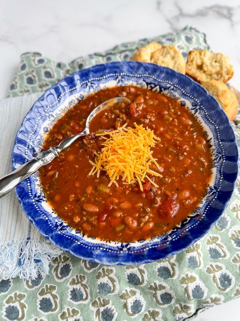 The best hearty tailgate chili recipe is a crowd-pleaser that can be prepared on the stove, in a slow cooker, or Instant Pot! #chili #chiliandbeans #soupsandstews #winterrecipe #tailgaterecipes Tailgate Chili Recipe, Tailgate Chili, Instant Pot Chili, Slow Cooker Chili, Tailgate Food, Chili Recipe, Crowd Pleaser, Chili Recipes, Winter Food