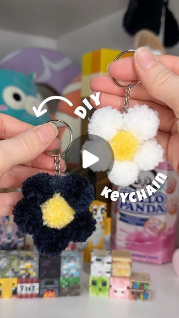 Flower Pom Poms Diy, Diy Flower Keychain, Diy Matching Keychains, Diy Keyring Ideas, Pompom Crafts For Kids, Yarn Keychain Diy, Diy Keychain Ideas Easy, Keyrings Diy, Paper Keychain