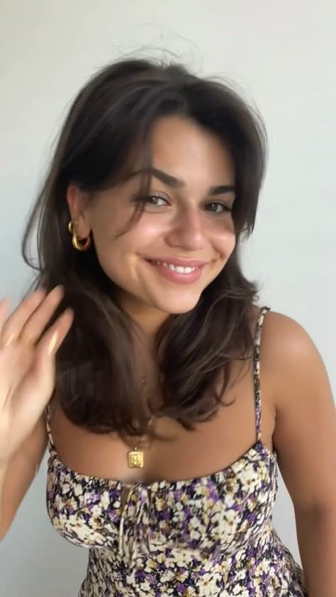 Haircut Inspo Heart Shaped Face, Brunette Haircut Round Face, Shorter Brunette Hair, Wavy Collarbone Length Hair, Mid Length Haircut Women, Short Hair Cuts For Oval Face Shapes, Shoulder Length Chocolate Brown Hair, Haircut Inspo Round Face, Naturally Wavy Medium Length Hair