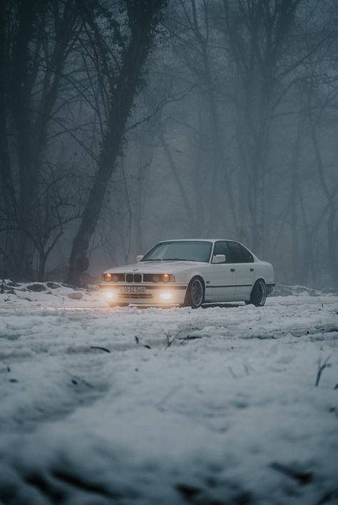 Car Snow Wallpaper, Bmw Snow Wallpaper, Old Bmw Wallpaper, Bmw Aesthetic Wallpaper, Bmw E34 M5, E34 Bmw, Snap Car, Car Aesthetic Interior, Car Accessories Aesthetic