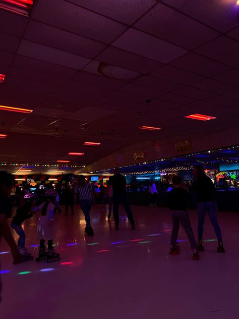 Rollerskating Rink Aesthetic, Roller Skating Pics, Roller Rink Aesthetic, Bauer Roller Skates, Skating Rink Aesthetic, Rollerblading Aesthetic, Roller Skating Pictures, Roller Skating Aesthetic, Indoor Roller Skating