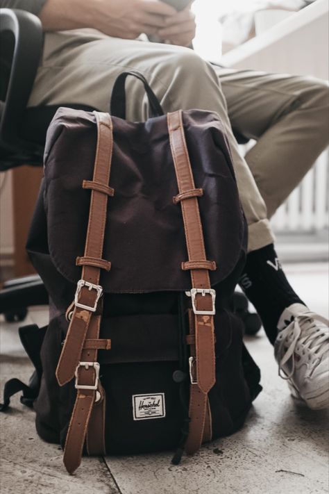 Mens Backpack Aesthetic, Herschel Backpack Men, Office Backpack For Men, Backpack Aesthetic Men, Men’s Backpack, Herschel Backpack Outfit, Backpack Outfit Men, Herschel Backpack Aesthetic, Guys Backpack