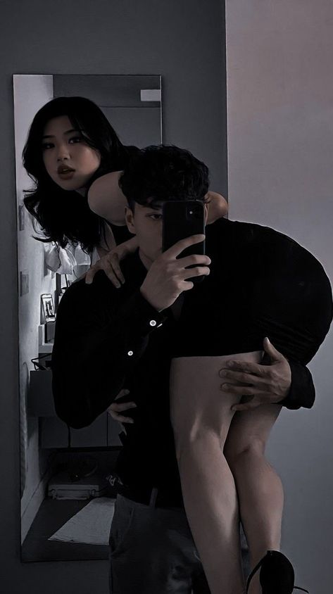 Tall Boyfriend Short Girlfriend, Ja I Ty, Taller Girlfriend, Short Girlfriend, Tall Boyfriend, Couple Poses Reference, Cute Relationship Photos, Couple Picture Poses, Korean Couple