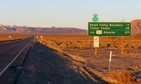 Desert Highway Aesthetic, Desert Bandit, Southwestern Gothic, Desert Grunge, Gothic Western, Desert Photos, Radio Signal, Desert Highway, California Highway