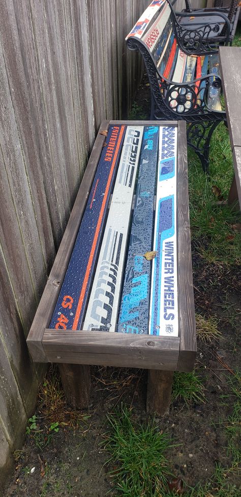 2x4 and skis Repurpose Skis, Water Ski Decor Ideas, Ski Mudroom, Old Skis Ideas, Ski Bench, Water Ski Decor, Ski Furniture, Vintage Ski Lodge Decor, Ski Ideas