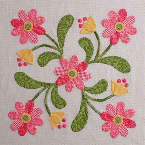 Erin Russek - One Piece at a Time - free applique pattern Appliqué Flowers, Free Applique Patterns, Baltimore Album Quilt, Quilt Applique, Creeper Minecraft, Applique Ideas, Pola Bordir, Applique Quilt Patterns, Flower Quilts