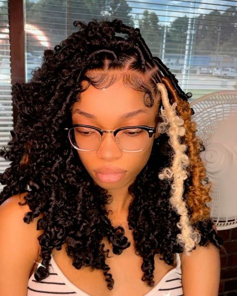 HAIRBYWAAVYK LLC 💜(19 Yrs Old) on Instagram: “Butterfly locs 🥰😍😍😍😍😍🔥🔥🔥 CLICK THE LINK IN MY BIO TO BOOK 🤍 #atlantahairstylist #atlantabraider #atlbraids #miamibraidstylist…” Cabello Afro Natural, Twisted Hair, Birthday Hairstyles, Faux Locs Hairstyles, Box Braids Hairstyles For Black Women, Cute Braided Hairstyles, Braids Hairstyles Pictures, Quick Braided Hairstyles, Cute Box Braids Hairstyles