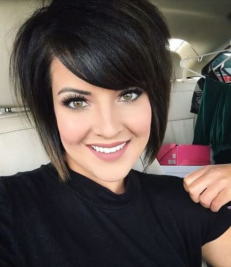 Short Aline Haircuts, Aline Haircut, Kręcony Bob, Aline Haircuts, Short Aline, Aline Bob, Trendy We Fryzurach, Side Bangs Hairstyles, Trendy Hairstyle