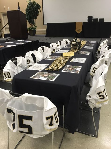 Homecoming Arches Football, Football Sports Banquet, Football Senior Banquet Ideas, Homecoming Football Game Decorations, Varsity Football Banquet, Football Team Party Ideas, Senior Football Table Ideas, High School Football Banquet Ideas, Senior Banquet Table Ideas