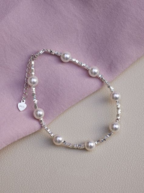 Fashion Element: Pearl Style: Classic style Diy Silver Bracelets, Simple Pearl Bracelet, Twin Bracelets, Pearl Bracelet Ideas, Gelang Beads, Small Beaded Bracelet, Silver Beaded Bracelets, Pearl Jewlery, Pearl Bracelet Silver