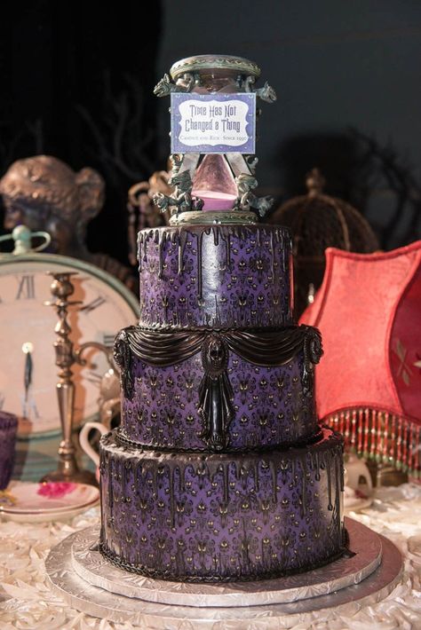 Haunted Mansion Cake, Haunted Mansion Wedding, Wedding Dresses Disney, Haunted Wedding, Wedding Ideas Spring, Haunted Mansion Disney, Fonts Wedding, Spooky Cake, Christmas Wedding Cakes