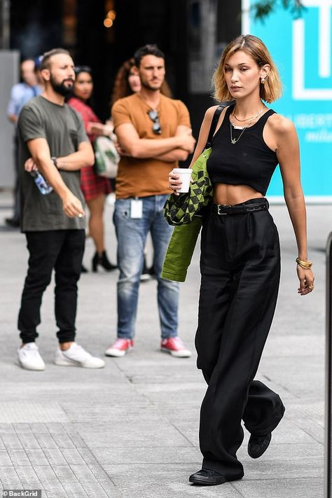 Details: She appeared deep in thought as she draped a neon green jacket over her bag... Minimalista Sikk, Stile Kendall Jenner, Bella Hadid Street Style, Toned Tummy, Bella Hadid Outfits, Moda Streetwear, Bella Hadid Style, Hadid Style, Looks Street Style