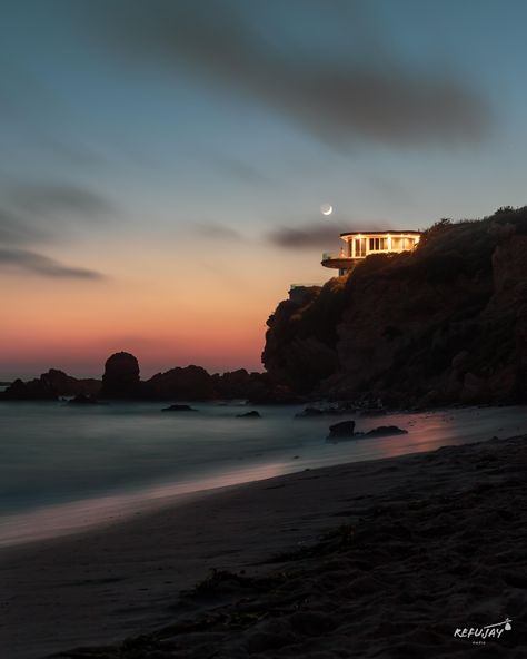 House On Cliff Ocean, House On A Cliff, Cliffside House, Beach House Aesthetic, Malibu Rising, Ocean Front Homes, Collateral Beauty, Beach Mansion, Cliff House