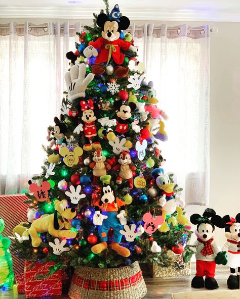 Disney Christmas Tree Decorations, Disney Christmas Crafts, Personal Ornaments, Disney Tree, Mickey Mouse Christmas Tree, Disney Xmas, Christmas Tree Train, Disney Christmas Decorations, Disney Christmas Tree