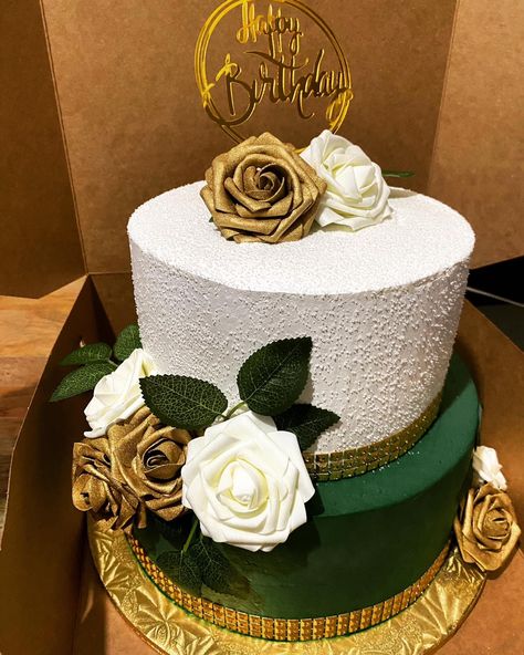 Quince Cakes Quinceanera, Gold Anniversary Cake, Cakes Quinceanera, Emerald Wedding Cake, Wedding Cake Emerald Green, Gold And White Cake, Gold Fondant, Quince Cakes, Quince Cake