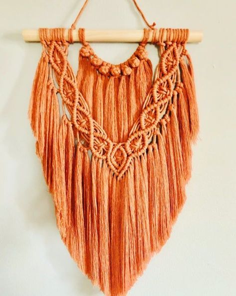 Halloween Macrame, Orange Macrame, Pola Macrame, Boho Yarn, Macrame Wall Hanging Tutorial, Macrame Wall Hanger, Makramee Diy, Yarn Wall Art, Macrame Wall Hanging Diy