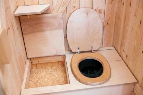 15 DIY Composting Toilet Ideas to Build a Composting Toilet Compost Toilet Diy, Composting Toilet Diy, Diy Composting Toilet, Pallet Deck Diy, Toilet Chair, Supraviețuire Camping, Composting Toilets, Outdoor Toilet, Diy Toilet