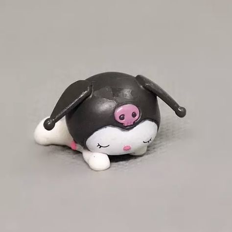 sleeping kuromi figurine How To Make Kuromi Clay, How To Make My Melody Clay, Kuromi Clay Tray, Kuromi Figure Clay, Clay Figurines Aesthetic, Clay Art Hello Kitty, Kuromi Polymer Clay, Kuromi Clay Art, Sanrio Clay Ideas