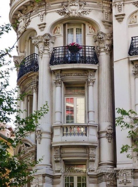 europe #travel Sharon Santoni, Architecture Cool, Apartment Exterior, My French Country Home, Balkon Design, French Living, French Architecture, Parisian Apartment, Paris Apartments