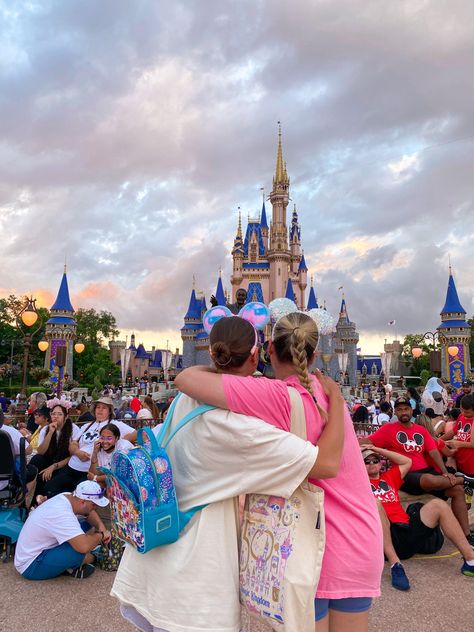 Disney World Rides Aesthetic, Disney Inspired Pictures, Disney Picture Ideas Instagram Family, Disney Picture Ideas Instagram Friends, Disney With Best Friend, Pictures To Take At Disney, Best Friends In Disney, Disney Springs Photo Ideas, Disney Poses Ideas