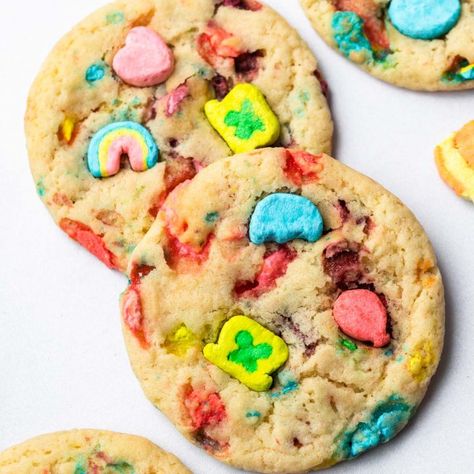 Lucky Charms Cookies + Ice Cream Sandwiches - Simply Whisked St Patricks Desserts, Lucky Charms Cookies, St Patricks Food, Mint Fudge, St Patrick Day Snacks, Homemade Ice Cream Sandwiches, Irish Recipes Authentic, Cookies Ice Cream, St Patrick's Day Cookies