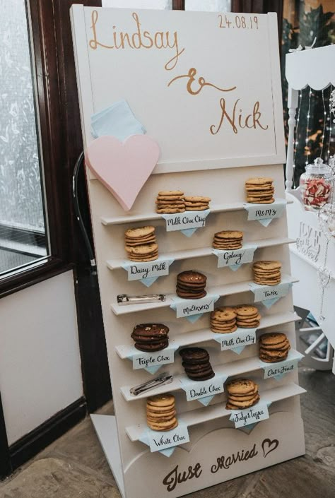 Real wedding: Come fly with me Debut Themes, Cookie Wall, Dessert Wall, Kitty Cookies, Wedding Bakery, Event Backdrops, Wedding Cheesecake, Baking Photography, Cookie Display