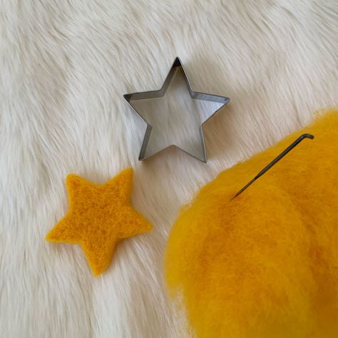 Felted Wool Christmas Tree Ornaments, Small Needle Felting Ideas, Needle Felted Star, Wool Felting Projects For Beginners, Needle Felted Ornaments Christmas, Needle Felting Beginner, How To Needle Felt For Beginners, Easy Needle Felting Projects, Felting Projects For Beginners