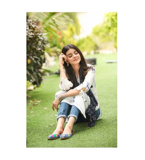 Pakistani Celebrities, Friend Poses Photography, Stylish Photo Pose, Classy Photography, Model Poses Photography, Fashion Photography Poses, Portrait Photography Poses, Best Photo Poses, Photography Poses Women