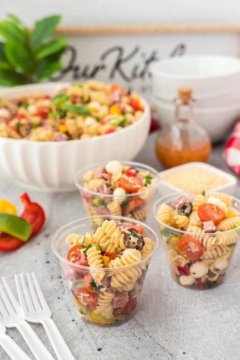 Individual Appetizers, Sommer Mad, Classic Appetizers, Catering Ideas Food, Party Food Buffet, Party Food Platters, Pasta Salad Italian, Pasta Salads, Läcker Mat