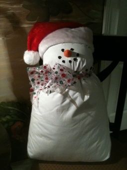 Make a snowman out of an old pillowcase or make a simple fabric sack. Snowman Pillow, Standard Bed, Navidad Diy, Snowman Crafts, Bed Pillow, Cool Ideas, Noel Christmas, Christmas Deco, Xmas Crafts