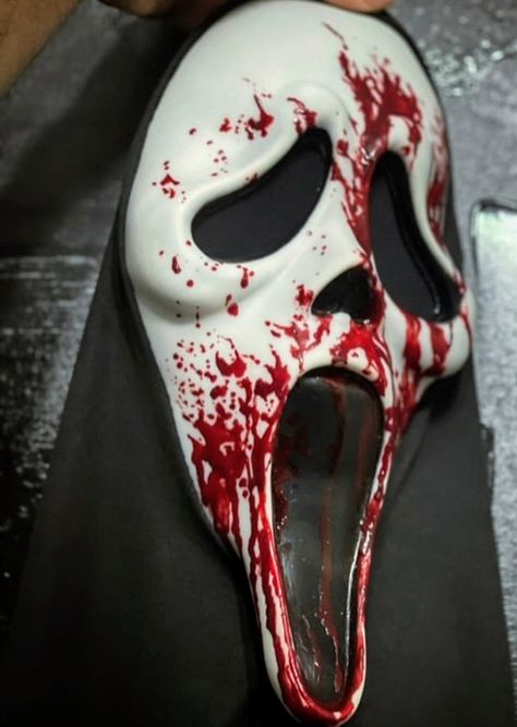 @screamgh0st New Bloody Mask 🩸🩸🩸🩸🩸 Ghost Face Mask Ideas, Horror Mask Ideas, Scream Killers, Ghostface Aesthetic, Ghostface Mask, Scream Characters, Blood Makeup, Ghost Face Mask, Scream Mask