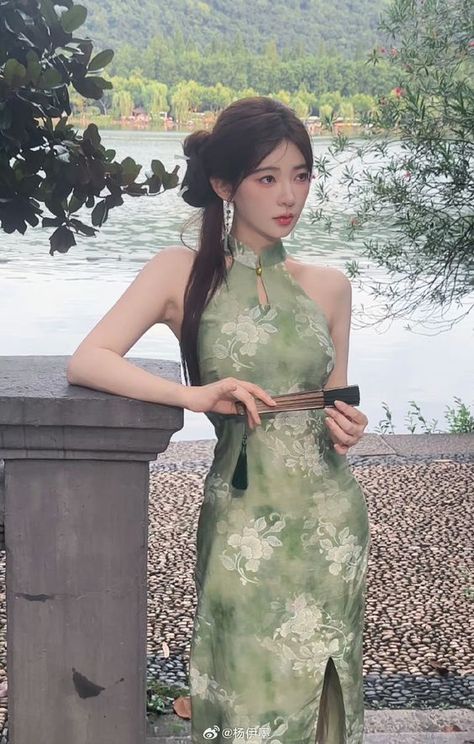 Cheongsam Aesthetic, Qipao Aesthetic, Green Chinese Dress, Chinese Fashion Aesthetic, Chinese Ootd, Qipao Outfit, Green Qipao, Chinese Fancy Dress, Asian Style Dress