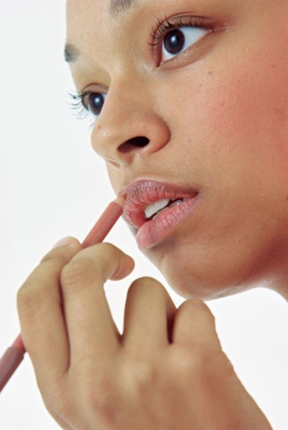 If you are like me, you weren't blessed with the beauty of having plump, full lips. I often envied those who had a full pout, but now I have found an alternative solution. Overdrawn lips have becom... Apply Contour, Itchy Skin Rash, Beauty Hacks Eyelashes, Skin Care Routine For 20s, Alcohol Free Toner, Dark Lipstick, Dry Skin Patches, Skin Allergies, Contour Makeup