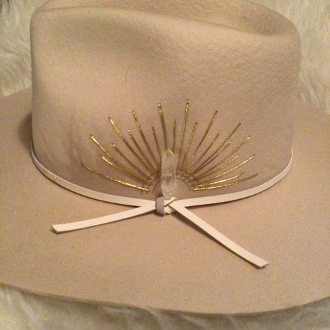 New Tagged 57 Cm Adjustablewool Cashmere Gorgeous Structured Rancher With Leather And Selenite Crystal Embellished Cowgirl Hat, Cool Cowboy Hats, Cowboy Hat Accessories, Beaded Hats Native American, Burning Hats, Brown Leather Hat, Art Hats, Custom Cowboy Hats, Hat Bar