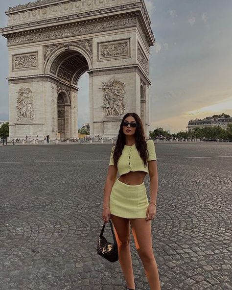 Cute Outfits For Paris Summer, Paris Outfits In Summer, European City Summer Outfits, Summer Outfit Paris, Paris May Outfit, Paris Outfit Inspo Summer, Paris Looks Outfit Summer, France Picture Ideas, Milan Italy Outfit Summer