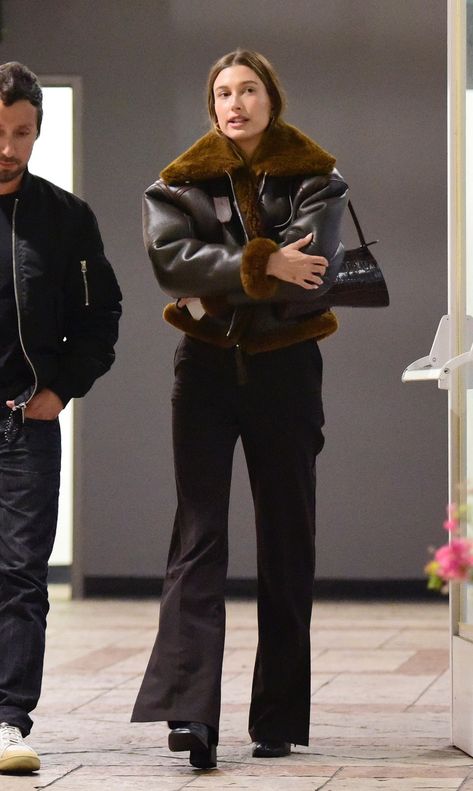 Hailey Bieber Style Jeans, Hailey Bieber Glam Outfits, Acne Leather Jacket, Autumn Outfit Casual, Wedding Leather Jacket, Shearling Jacket Outfit, Bieber Wedding, Hailey Bieber Wedding, Hailey Style